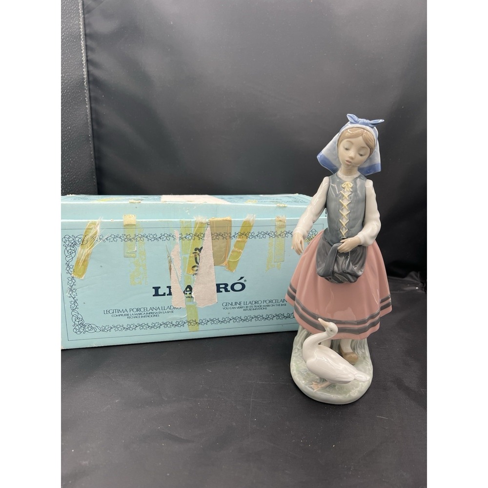 🌸 Lladró Porcelain Figurine – "Josepha with Duck" (1984) 🌸Damaged